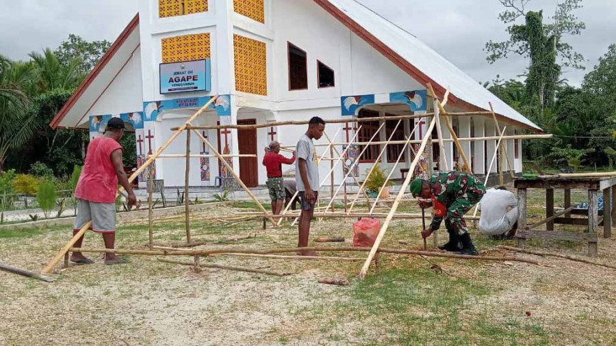 Sambut Paskah, Babinsa Bersama Warga Kampung Yenggarbun Bangun Pondok Paskah